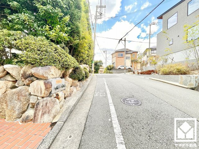 進和苦楽園アーバンライフB棟の玄関|シンプルで洗練された玄関スペース。帰るたびにホッとできる、心地よい住まいの入り口。（リフォーム中の写真です）