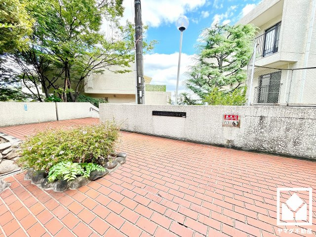 進和苦楽園アーバンライフB棟のキッチン|急な来客でも慌てず、お料理に集中しやすい環境です。扉のない開放的な出入口で、リビングへの配膳や片付けの家事動線もスムーズになります。（リフォーム中の写真です）