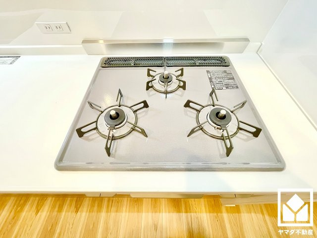 進和苦楽園アーバンライフB棟の洋室|約5.1帖の洋室です。お子様のお部屋などにも丁度良い広さです。独立したお部屋なのでプライベートな時間をゆったり過ごせそうです。（リフォーム中の写真です）
