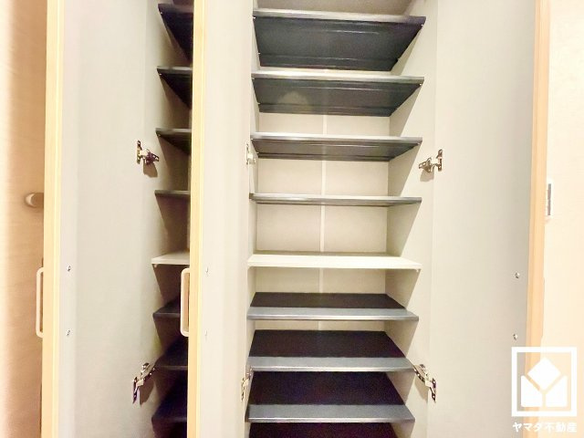 進和苦楽園アーバンライフB棟の収納|新たに家具を買わなくても良いので、ハンガーパイプ付きのクローゼットは嬉しいですね。（リフォーム中の写真です）