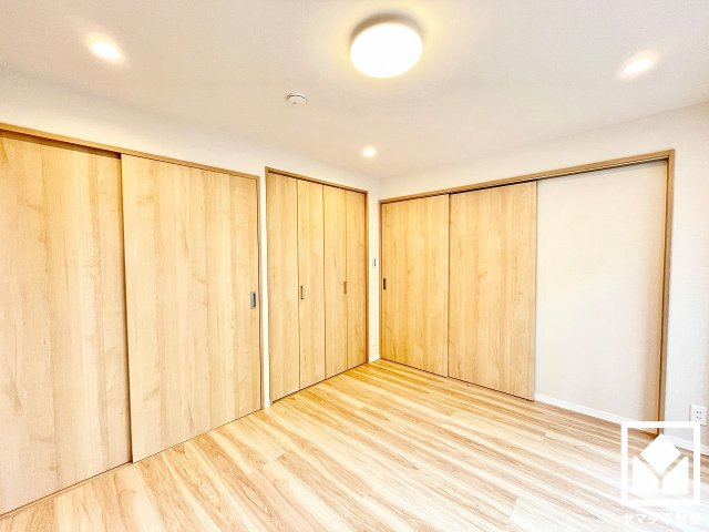 進和苦楽園アーバンライフB棟の収納|大きなクローゼットなので整理整頓しやすいです。（リフォーム中の写真です）