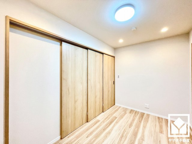 進和苦楽園アーバンライフB棟の収納|クローゼットは奥行きがあるので、収納力も申し分ありません。お洋服はもちろん、スーツケースなどの大物もしっかり収納できます。（リフォーム中の写真です）