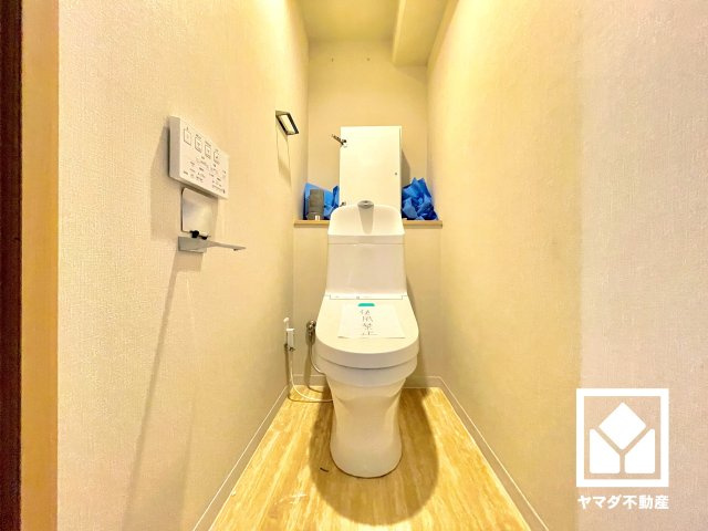 進和苦楽園アーバンライフB棟のトイレ|明るく清潔感溢れるトイレです。温水洗浄便座付きで、季節を問わずいつでも温かい便座をお使いいただけます。（リフォーム中の写真です）