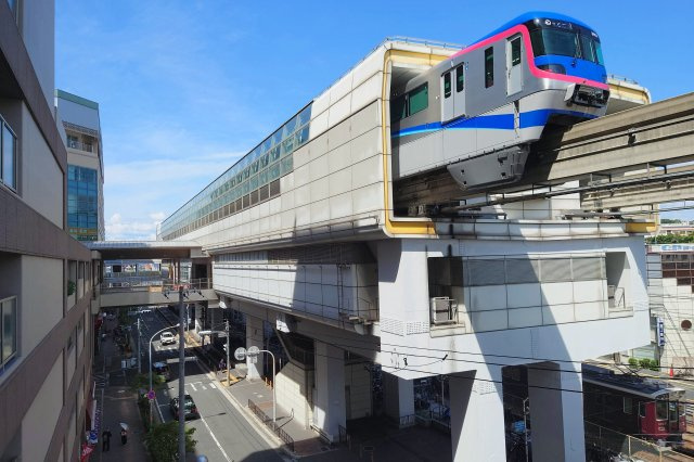 【エントランス】 | モンセーヌ蛍池ステーションサイド | 阪急宝塚線・大阪モノレール線の蛍池駅と4階エントランスからデッキで直結しています。