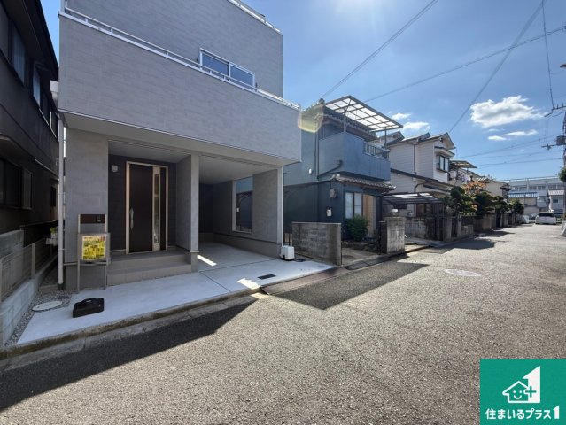 24(土)25(日)現地説明会！◆藤井寺市大井　新築一戸建ての前面道路含む現地写真|周辺は閑静な住宅街！前面道路広々で車の出し入れも便利です。駐車が苦手な方でも安心して車庫入れできます！
