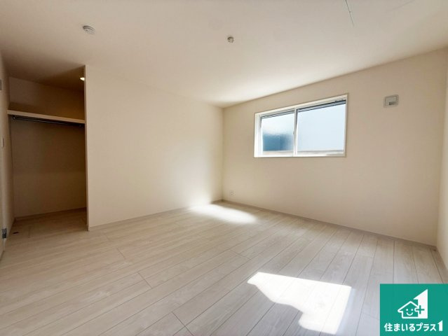 10(土)11(日)12(祝)現地説明会！◆藤井寺市大井　新築一戸建ての洋室|シンプルな洋室は、自分好みのインテリアが楽しめます♪ご家族とインテリアや家具を選びに行くのは入居時の醍醐味の一つです。ぜひお楽しみください♪