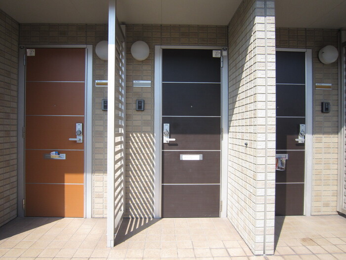 コンフォート東川口　A棟の玄関