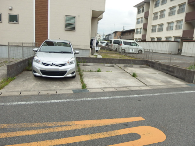 むつなメゾンの駐車場