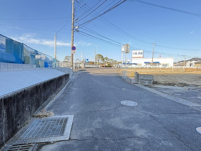 花ヶ島町観音免の前面道路含む現地写真
