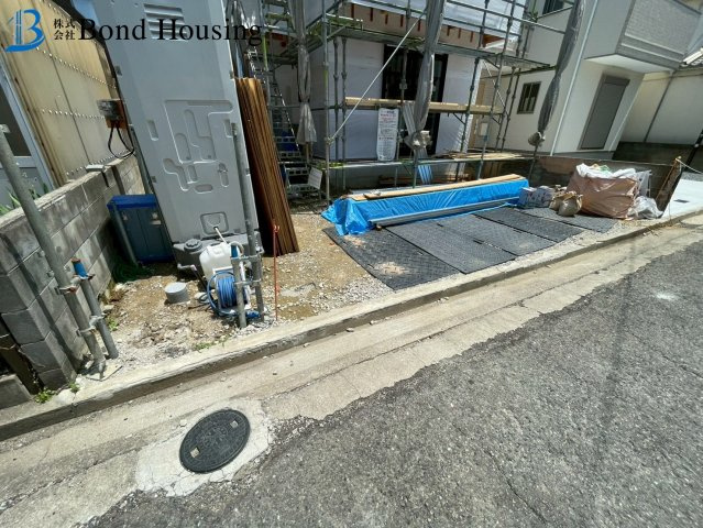 南間口で日当たり良好　玉津町今津379番9　新築戸建の前面道路含む現地写真