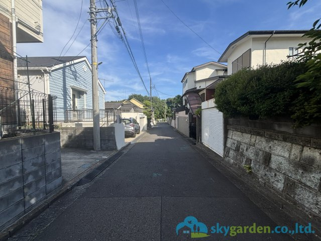 伊勢原市高森台1丁目　中古戸建の前面道路含む現地写真