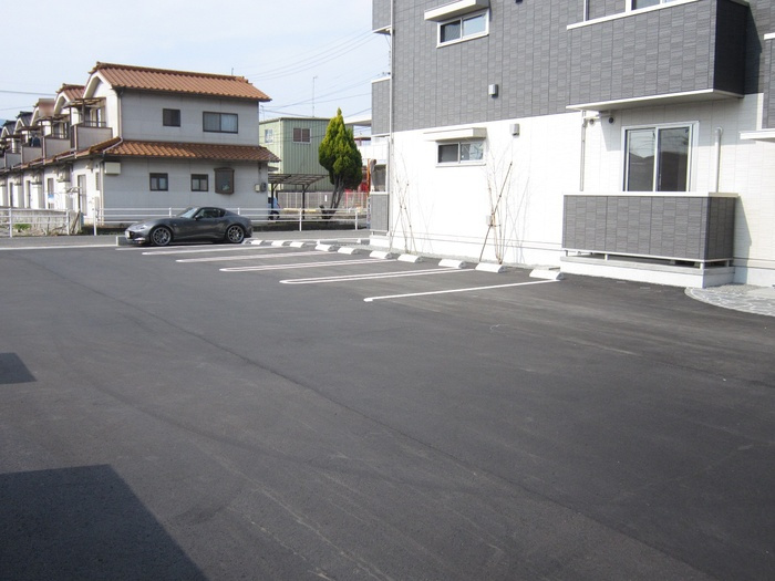 ソレアード東川口の駐車場