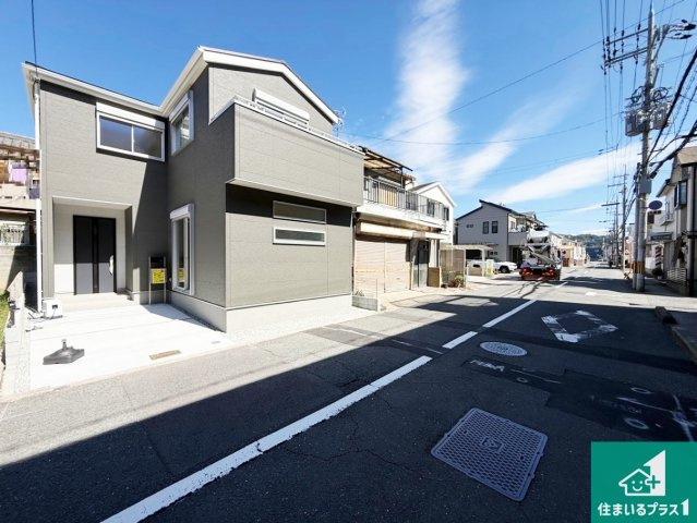 10(土)11(日)12(祝)現地説明会！◆藤井寺市惣社　新築一戸建ての前面道路含む現地写真|周辺は閑静な住宅街！前面道路広々で車の出し入れも便利です。駐車が苦手な方でも安心して車庫入れできます！
