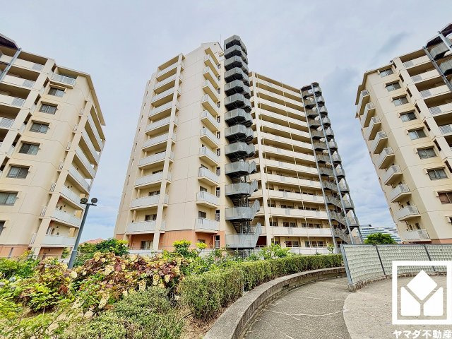 西宮マリナパークシティ海のまち四番館の外観|対面式キッチンなので、お料理中もリビングにいるお子様の様子が見守りやすい設計です。