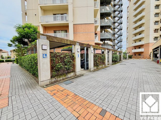 西宮マリナパークシティ海のまち四番館のその他|周辺はデザインの統一されたマンションが立ち並ぶ計画的な街並みです。電柱の地中化も行われており、視界の抜ける開放的で美しい景観が広がっています。