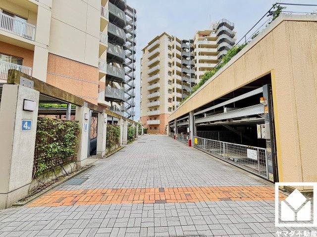 西宮マリナパークシティ海のまち四番館の駐車場|敷地内に駐車場を設置（月額11000円～15000円）。重い荷物や雨の日の移動もスムーズで、快適なカーライフを実現。空き状況等の詳細は弊社スタッフまでお気軽にお問い合わせください。