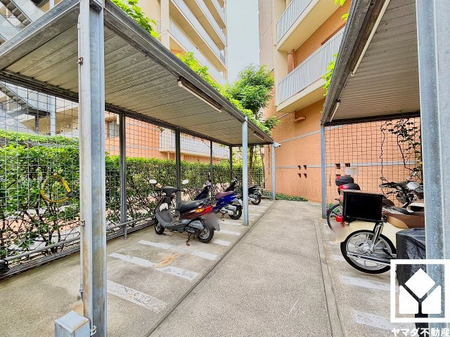西宮マリナパークシティ海のまち四番館の駐輪場|屋根付きの駐輪場・バイク置場も設置されており、雨や風、直射日光からお乗り物を守ることができます。
