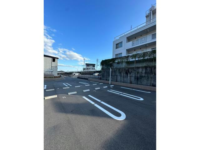 ヴィラ　ドゥ　グレーヌ梅ケ谷Dの駐車場