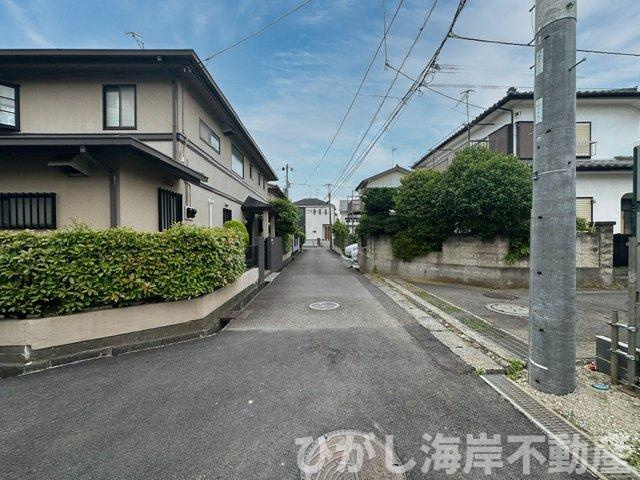 茅ヶ崎市室田３丁目　新築戸建　全２棟の前面道路含む現地写真|5月29日撮影　建築中　現地外観