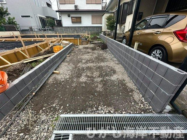 茅ヶ崎市室田３丁目　新築戸建　全２棟の駐車場|5月29日撮影　工事中　駐車スペース