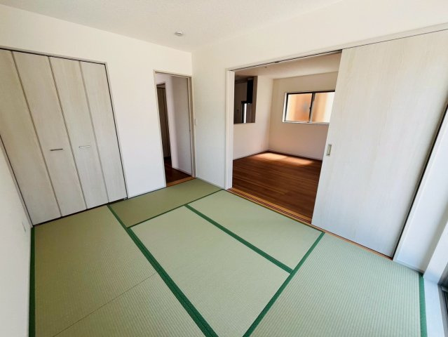 【いろどりアイタウン】　栃木市大宮町　22-P1　全13邸の和室|〇１０号棟　和室　6帖〇
陽当たりの良い6帖和室。玄関ホール側にも扉があり、リビングを通らずにお客様をお部屋へ通すことができます（＾＾）
2026年5月撮影