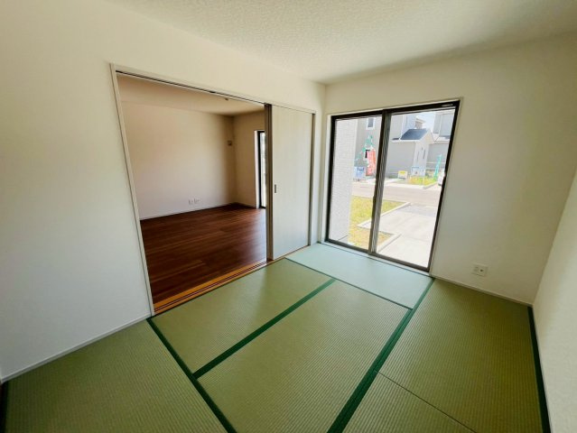 【いろどりアイタウン】　栃木市大宮町　22-P1　全13邸の和室|〇１０号棟　和室　6帖〇
日差しが注ぎ、心地よい空間です（＾＾）
2026年5月撮影
