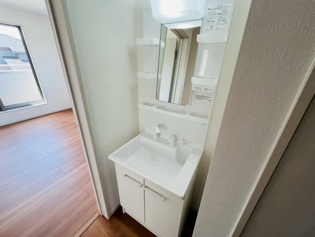 【いろどりアイタウン】　栃木市大宮町　22-P1　全13邸の独立洗面台|〇１０号棟　洗面化粧台〇
2階にも洗面台がございます。忙しい朝でも安心です♪
2026年5月撮影