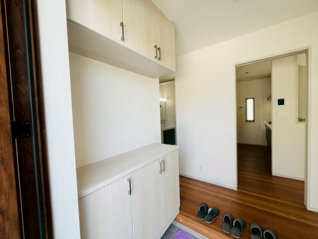 【いろどりアイタウン】　栃木市大宮町　22-P1　全13邸の玄関|〇１０号棟　玄関〇
お家の顔にもなる明るい玄関。シューズクロークにご家族分の靴をしまうことができるので、いつでもスッキリ綺麗な玄関を保てます♪
2026年5月撮影