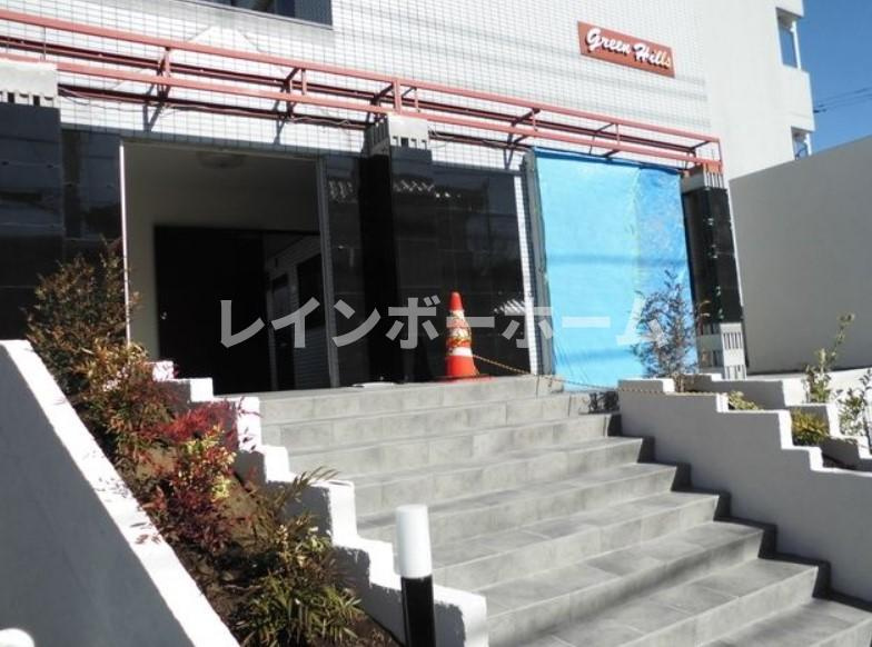 特典：仲介手数料が無料です!!フリーレントあり♪のエントランス