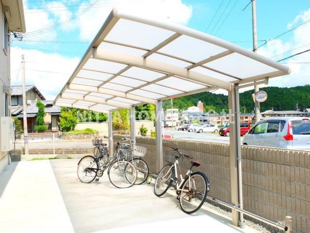 ロイヤルタウン篠山口　B棟のエントランス|屋根付きの駐輪場も設置しています＊