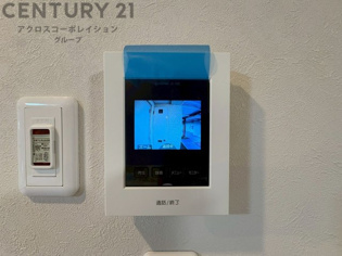 訪問者が来たときにテレビ画面で確認できるため、安心してドアを開けられます。録画機能があるものもあり、留守中に来訪者を記録しておくことができます。利便性が高く、セキュリティ面でも安心です。
