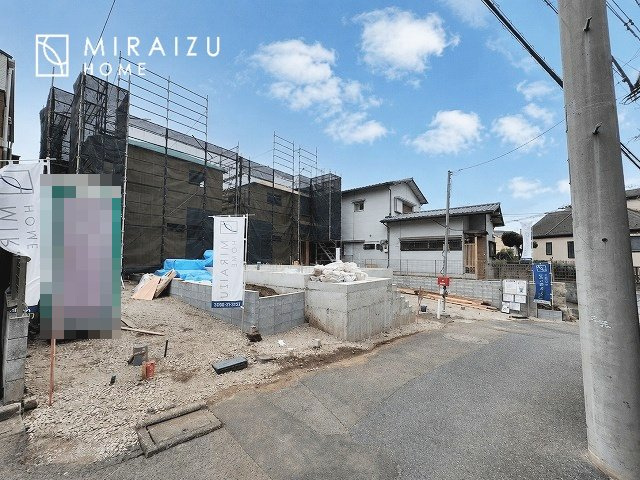 【前面道路含む現地写真】 | 陽当たりが心地の良いリビング空間です。日中はカーテンを開けて自然な光を取り込みリラックスして過ごしたいですね、照明器具もセンスの良いものを使いたいですね。