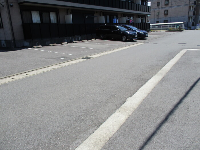 花花五番館の駐車場