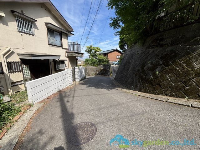 秦野市北矢名　中古戸建の前面道路含む現地写真