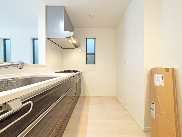 尼崎市大庄北3丁目中古戸建│3LDK+駐車駐輪のキッチン|キッチン後ろのスペースも広く、ご入居後に設置するカップボードの幅も広がります。