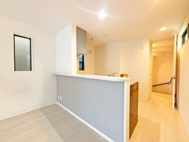 尼崎市大庄北3丁目中古戸建│3LDK+駐車駐輪のキッチン|キッチンは対面式ながらカウンタータイプの為手元を隠しながら調理とコミュニケーションの両立が可能。実用性と意匠性を兼ね備えたLDKに仕上がりました。キッチンからの配膳効率も良いのが魅力です。