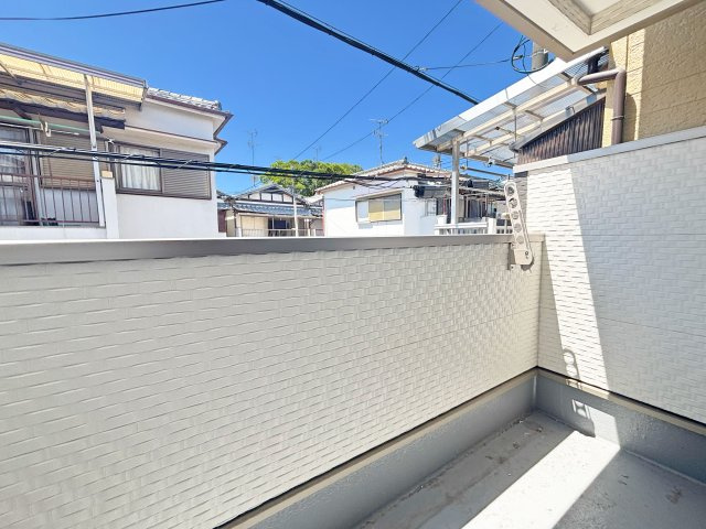 尼崎市大庄北3丁目中古戸建│3LDK+駐車駐輪のバルコニー|2階南面バルコニーには奥行きがあってたくさんの洗濯物を干すことができます◎ 標準で物干し金具が設置されています。
