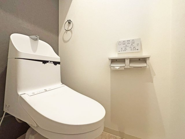 尼崎市大庄北3丁目中古戸建│3LDK+駐車駐輪のトイレ|2階トイレの内観写真です。一年を通して快適に利用できる温水洗浄便座付トイレです。