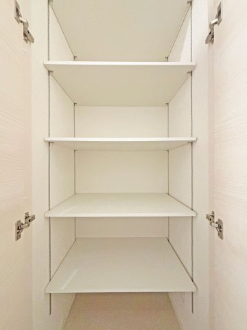 尼崎市大庄北3丁目中古戸建│3LDK+駐車駐輪の収納|2階廊下部分に可動式棚収納が設けられており、日用品や掃除用品、アウトドアグッズ等幅広く収納して頂けます。