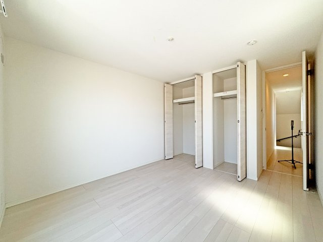 尼崎市大庄北3丁目中古戸建│3LDK+駐車駐輪の収納|-主寝室(3F)- 収納庫内には枕棚とハンガーレールを配置しています。 限られた収納スペースでもすっきりと片付けることが出来ます。