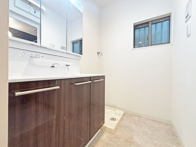 尼崎市大庄北3丁目中古戸建│3LDK+駐車駐輪の独立洗面台|1階洗面台は3面鏡裏収納付きのドレッサーを採用しています。小窓も設けているため、電気乾燥機等によりこもる湿気もしっかり排出できます。