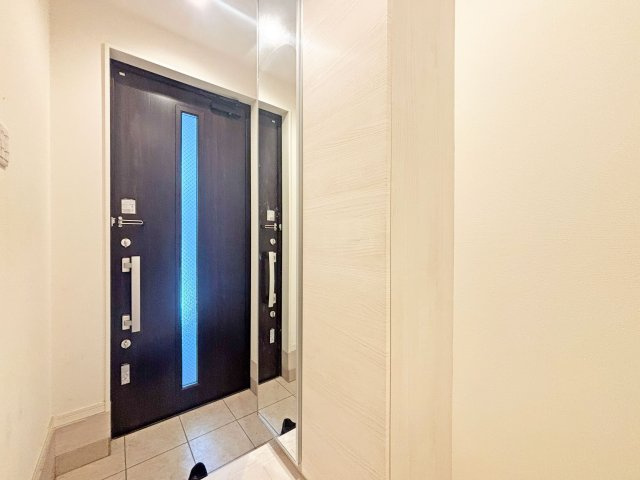 尼崎市大庄北3丁目中古戸建│3LDK+駐車駐輪の玄関|1階玄関を廊下側から撮影した内観写真です。 シンプルな玄関扉にシューズボックスを配置したオーソドックスな玄関です。