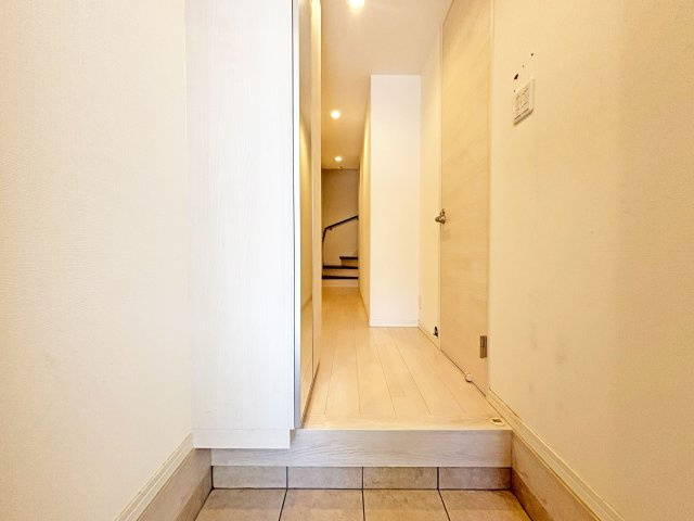 尼崎市大庄北3丁目中古戸建│3LDK+駐車駐輪の玄関|1階玄関に入ってすぐの内観写真です。
シューズボックス付きの玄関で、いつでも玄関回りをすっきりと保てます。