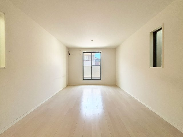 尼崎市大庄北3丁目中古戸建│3LDK+駐車駐輪のダイニング|リビングダイニングが長方形に近い設計で、一体的に活用できるため、食事の時以外にもダイニングテーブルで寛ぎながらご家族やご友人方とのお時間を過ごすことが出来ます。