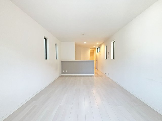 尼崎市大庄北3丁目中古戸建│3LDK+駐車駐輪の居間・リビング|1階LDKをリビング側から正面に撮影した内観写真です。奥行きがある縦長リビングなので、収納や家具の配置、インテリアコーディネートがしやすいです。