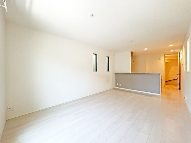 尼崎市大庄北3丁目中古戸建│3LDK+駐車駐輪の居間・リビング|南からの光がやさしく差し込む、明るいリビング空間は約14の広さを確保。 家族が自然と集まりたくなる、落ち着いたLDKです♪