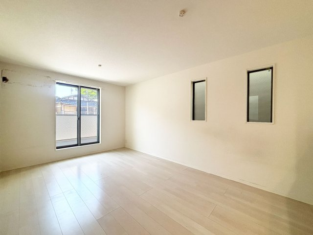 尼崎市大庄北3丁目中古戸建│3LDK+駐車駐輪の居間・リビング|南側バルコニーから日が差し込む明るいリビングは、開放感がありより広々と感じられます。