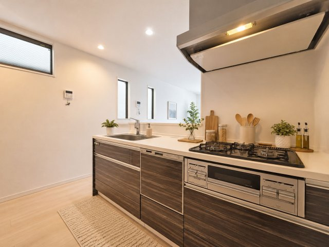尼崎市大庄北3丁目中古戸建│3LDK+駐車駐輪のキッチン|2階キッチン奥側から撮影した写真です。日々の家事効率を高めてくれる食洗機付きシステムキッチン◎※家具・小物はCGによるイメージです。実際には設置されておりません。