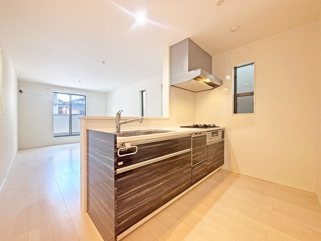 尼崎市大庄北3丁目中古戸建│3LDK+駐車駐輪のキッチン|2階キッチンユニット越しに撮影した内観写真です。対面式キッチンを採用しているため視界は広く、ご家族間やご来訪者とのコミュニケーションも一体的に取り易くなっております。