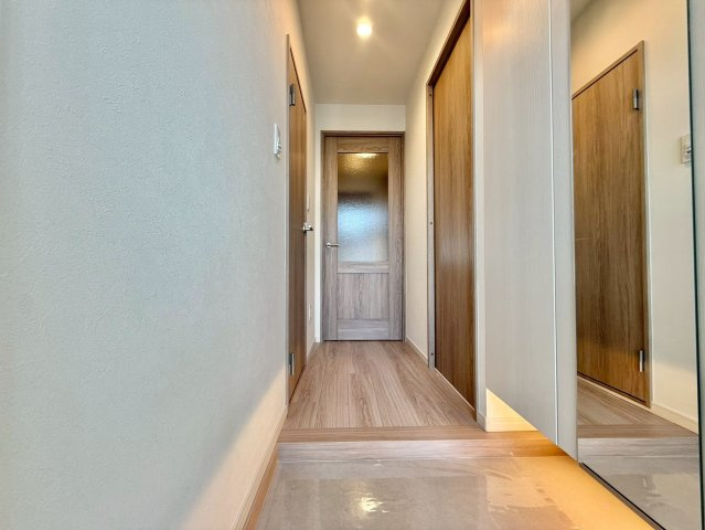 テラスハウスヴィップ東長崎の玄関|お出かけ前の身だしなみチェックに役立つ鏡と収納完備の玄関です。

現地ご見学希望・資料請求などお気軽にお問い合わせ下さい！
03-5990-5201